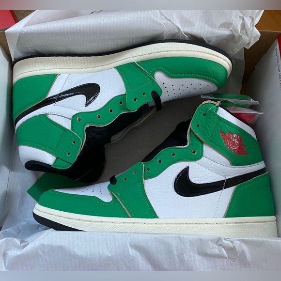 Wmns Jordan 1 Retro High OG “Lucky Green” - Picture 7 of 10